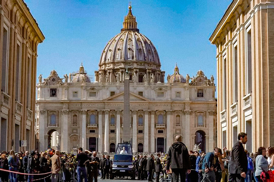 УАЗ Пикап стал «папамобилем» в сериале «Новый Папа»